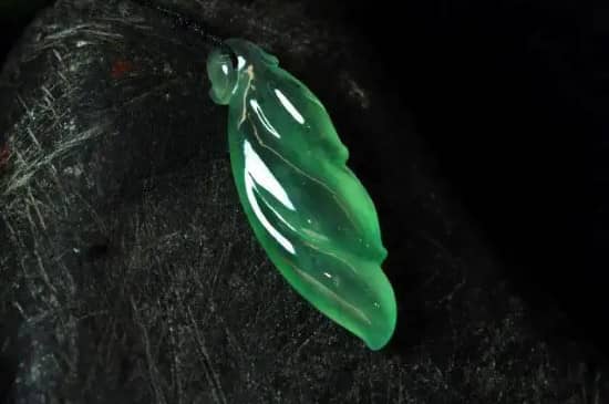 翡翠容易碎吗