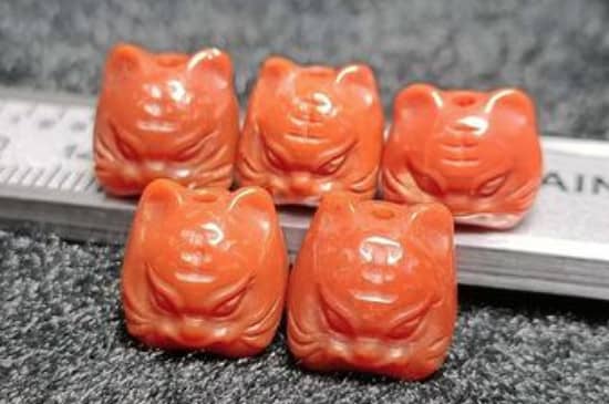 本命年戴朱砂好还是南红好，佩戴朱砂和南红的含义是什么