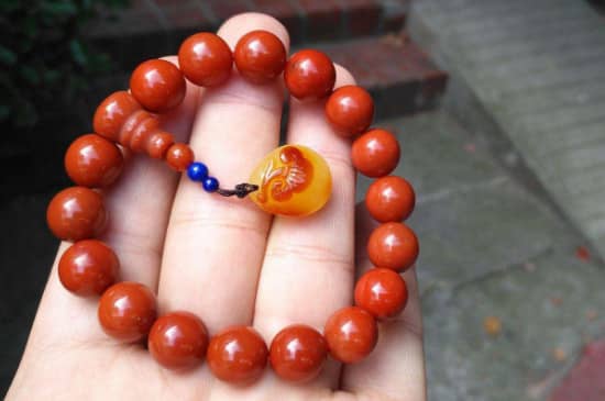 南红手串戴左手还是右手