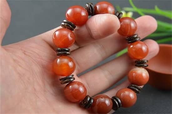 南红玛瑙为什么有黑点,人为或者天然形成所致