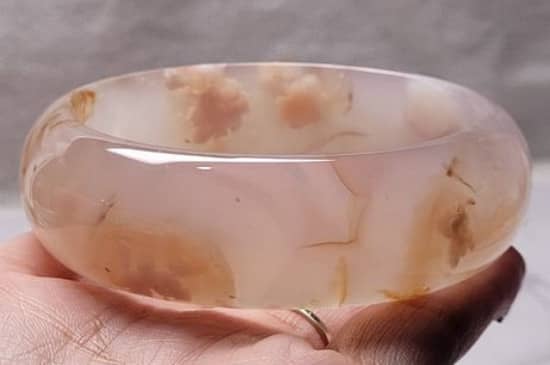 樱花玛瑙为什么越戴越黄