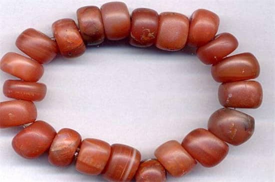 南红玛瑙为什么要泡在水里？保养南红的禁忌