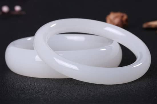 和田玉手镯水线戴久会变化吗