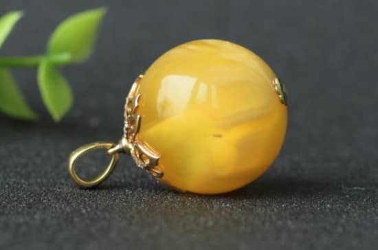 天然蜜蜡有紫色和蓝色吗