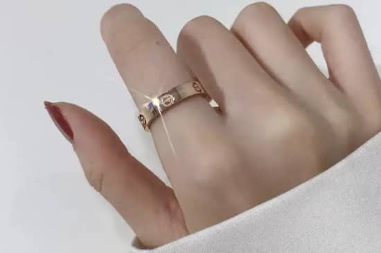 戒指戴食指是什么意思