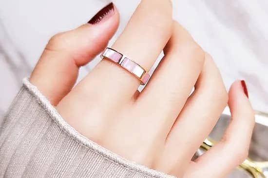 戒指戴食指是什么意思