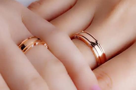 戒指戴食指是单身意思女生左手