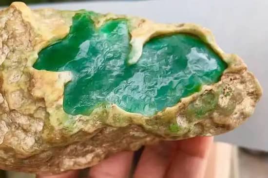 格应角场口的翡翠什么特征