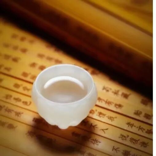 一路飙涨的“金山小白块”与青灰平淡的和田籽玉