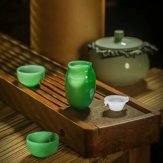 一只斗彩杯，一只籽玉盏，各值多少钱？我还有缘入藏吗？