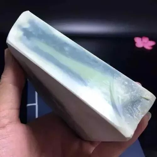 这种“蓝”色和田玉刚问世就火了！蓝皮黄口为何独具表现力？